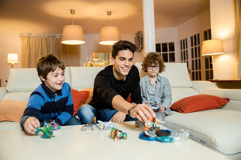 Marc Bartra disfruta de un buen vicio a Skylanders SuperChargers