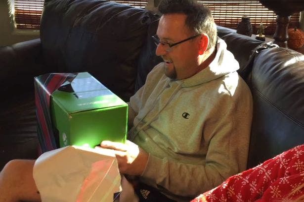 Un hijo espera 8 años para vengarse de su padre por una broma con una falsa Xbox