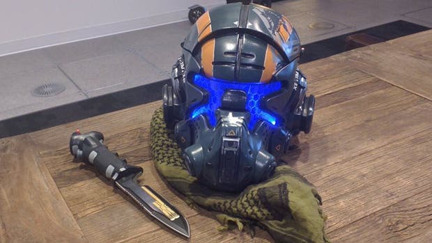 Impresionante réplica del casco de piloto de Titanfall 2