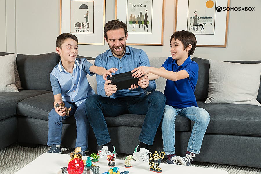 Juan Mata, jugador del Manchester United, juega a Skylanders Trap Team 108