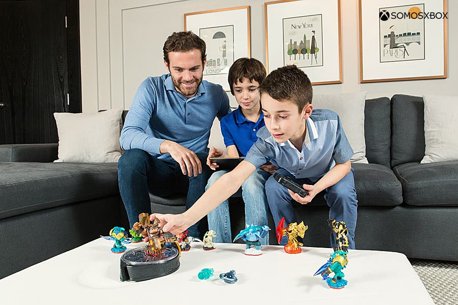 Juan Mata, jugador del Manchester United, juega a Skylanders Trap Team 107