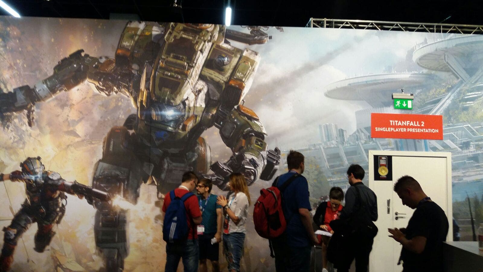 Entrevistamos a Joel Emslie, director de arte de Titanfall 2 142 EA tiene tres de los juegos más esperados del año, pero Titanfall 2 capta las miradas hasta en la zona de prensa.