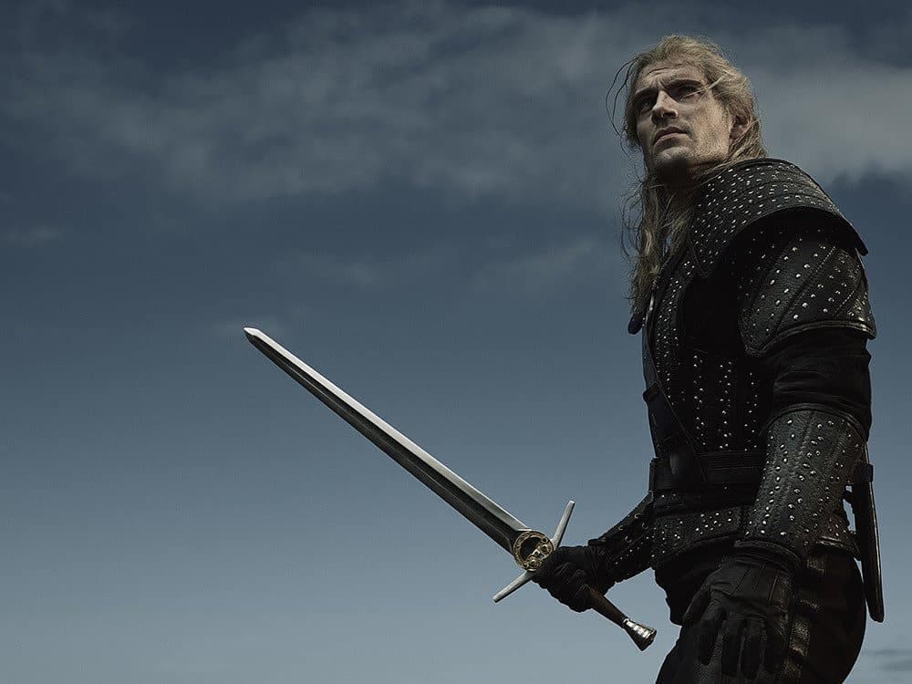 Henry Cavill alza su espada como Geralt de Rivia en una nueva foto 111