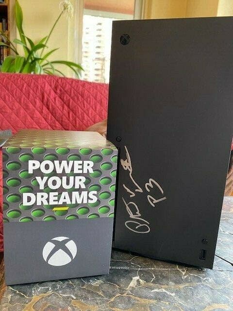 Xbox Series X firmada por Phil Spencer