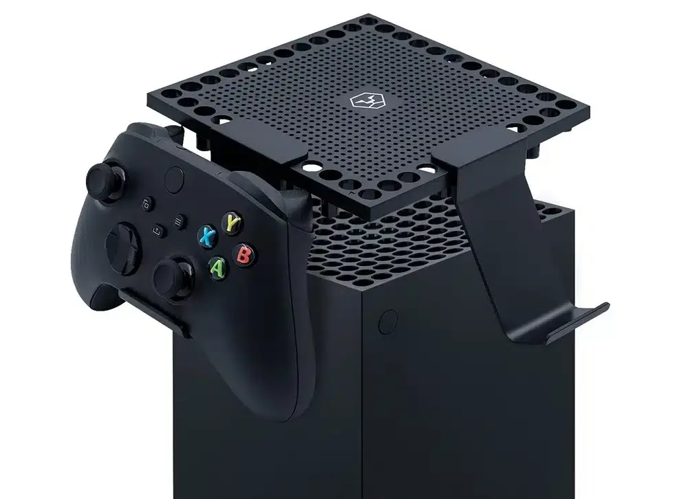 Es un protector de polvo para la Xbox Series X y a la vez un soporte para mandos, por sólo 15 euros 113