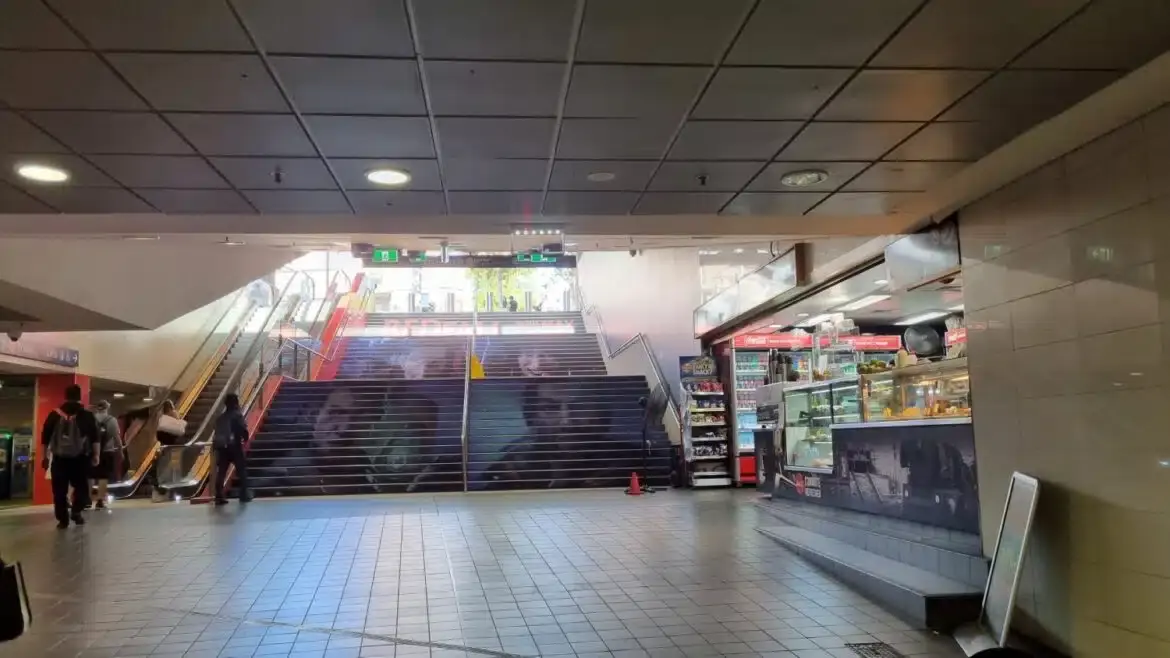 Microsoft engalona el metro de Sydney con publicidad de Redfall 102