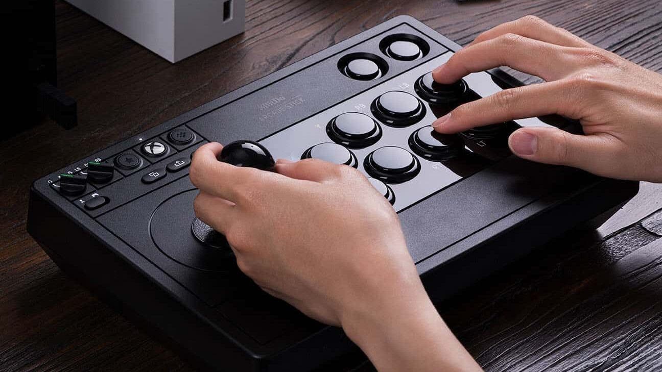 El nuevo Arcade Stick de 8Bitdo tiene licencia de Xbox y nos